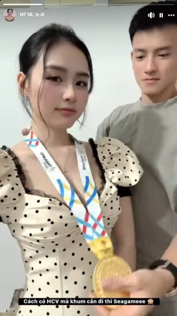 Người hùng U22 Việt Nam tặng HCV SEA Games cho vợ xinh