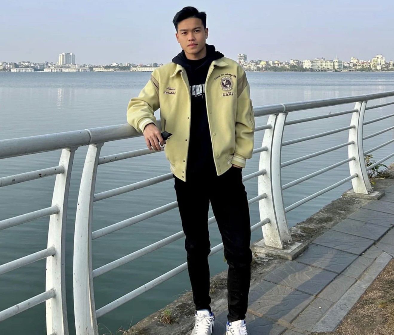 Nhan sắc ngọt ngào của hot girl trường Báo là bạn gái của trung vệ ĐT U22 Việt Nam