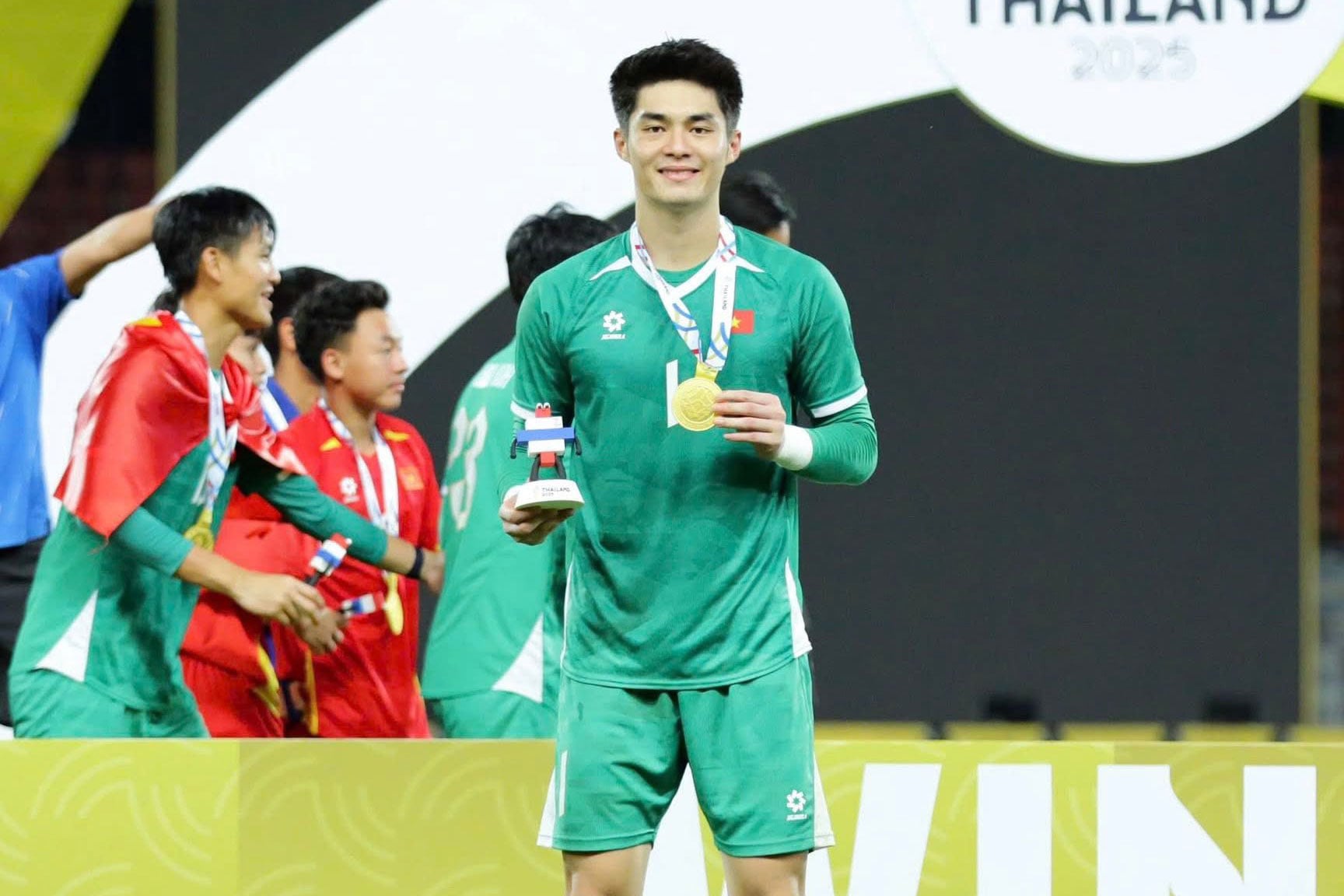 Thủ môn Trần Trung Kiên được CĐV bầu chọn là cầu thủ điển trai nhất SEA Games 33