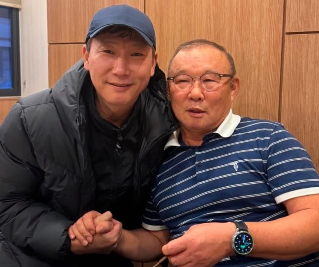 HLV Park Hang-seo tiết lộ món quà giúp HLV Kim Sang-sik “chạm đâu cũng thành.. vàng”