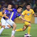 Soi trận SLNA vs Hà Nội: Văn Quyết thách thức Cao Văn Bình