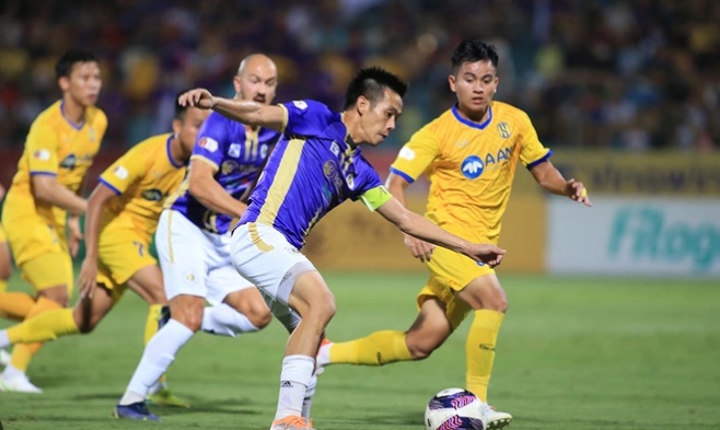 Soi trận SLNA vs Hà Nội: Văn Quyết thách thức Cao Văn Bình